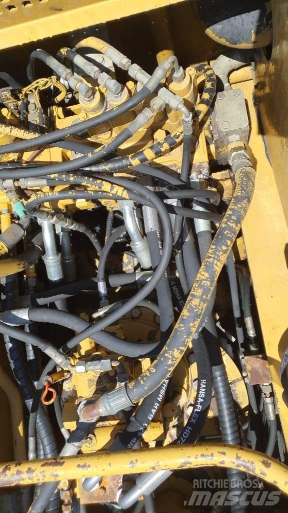 CAT 325 LN حفارات زحافة