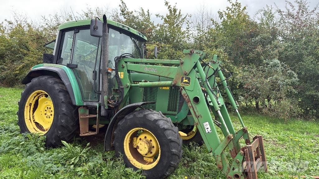 John Deere 6100 الجرارات