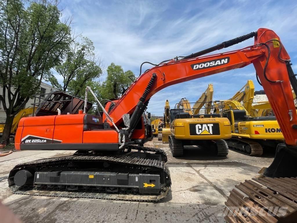 Doosan DX 225 حفارات وسط 7 طن - 12 طن