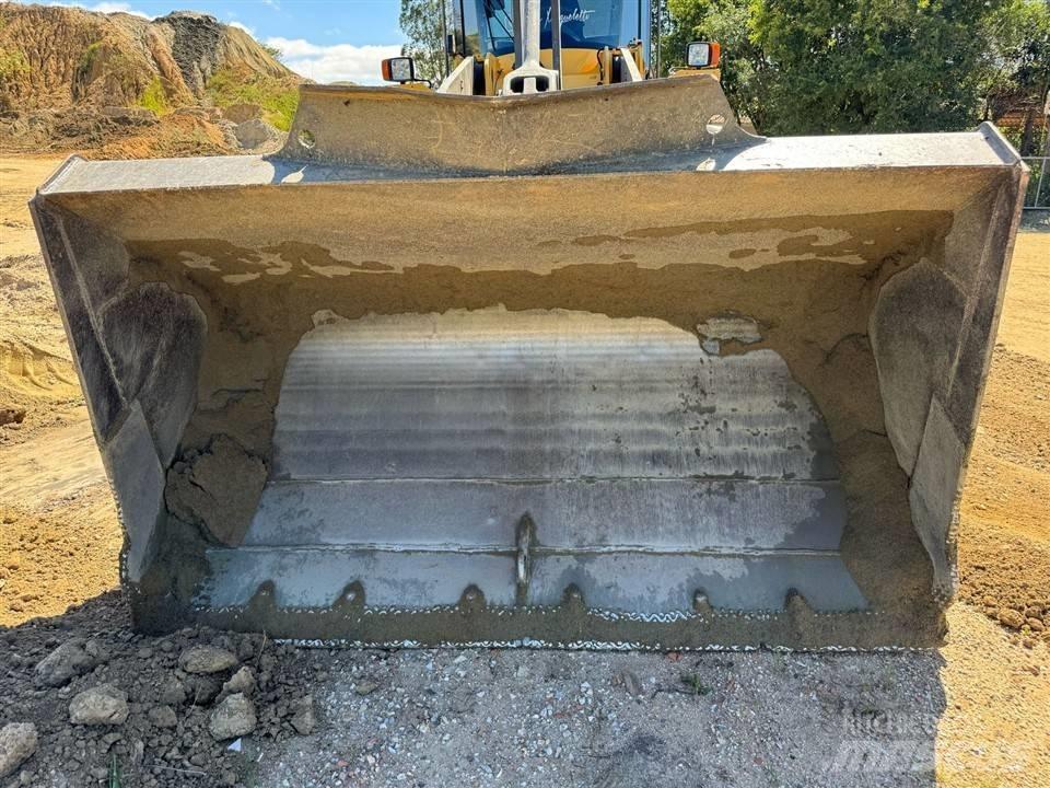 Volvo L 90 F لوادر بعجل