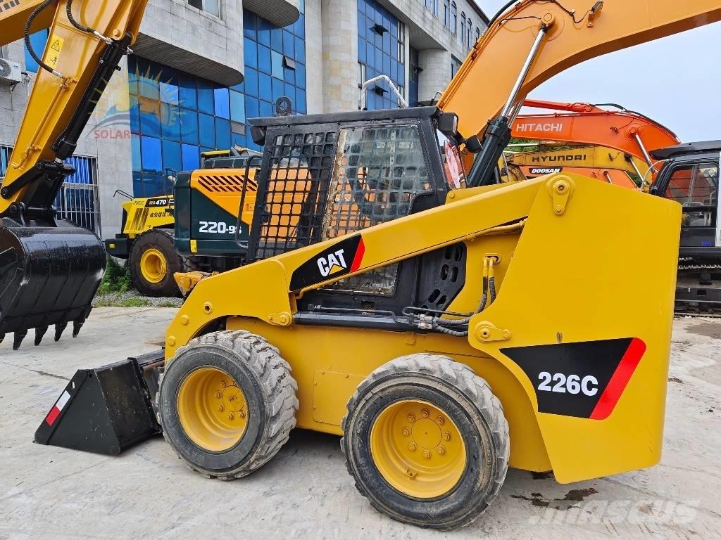 CAT 226 C لوادر انزلاقية التوجيه