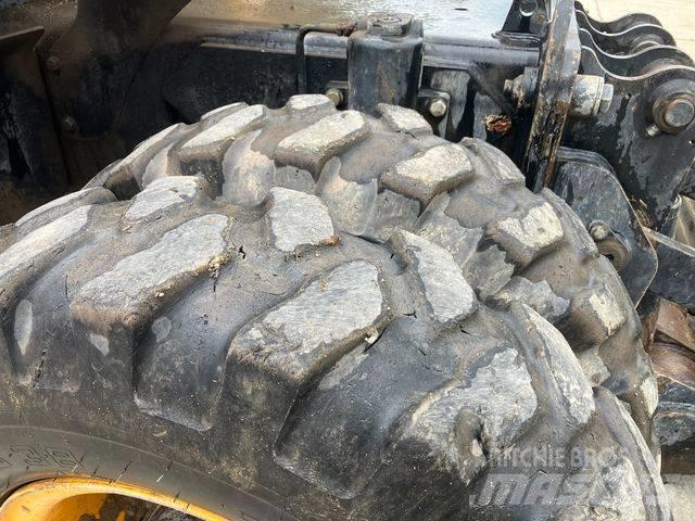 JCB JS 175 W حفارات بعجل