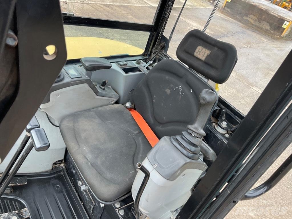 CAT 302.7 D CR حفارات صغيرة أقل من 7 طن (حفارات صغيرة)