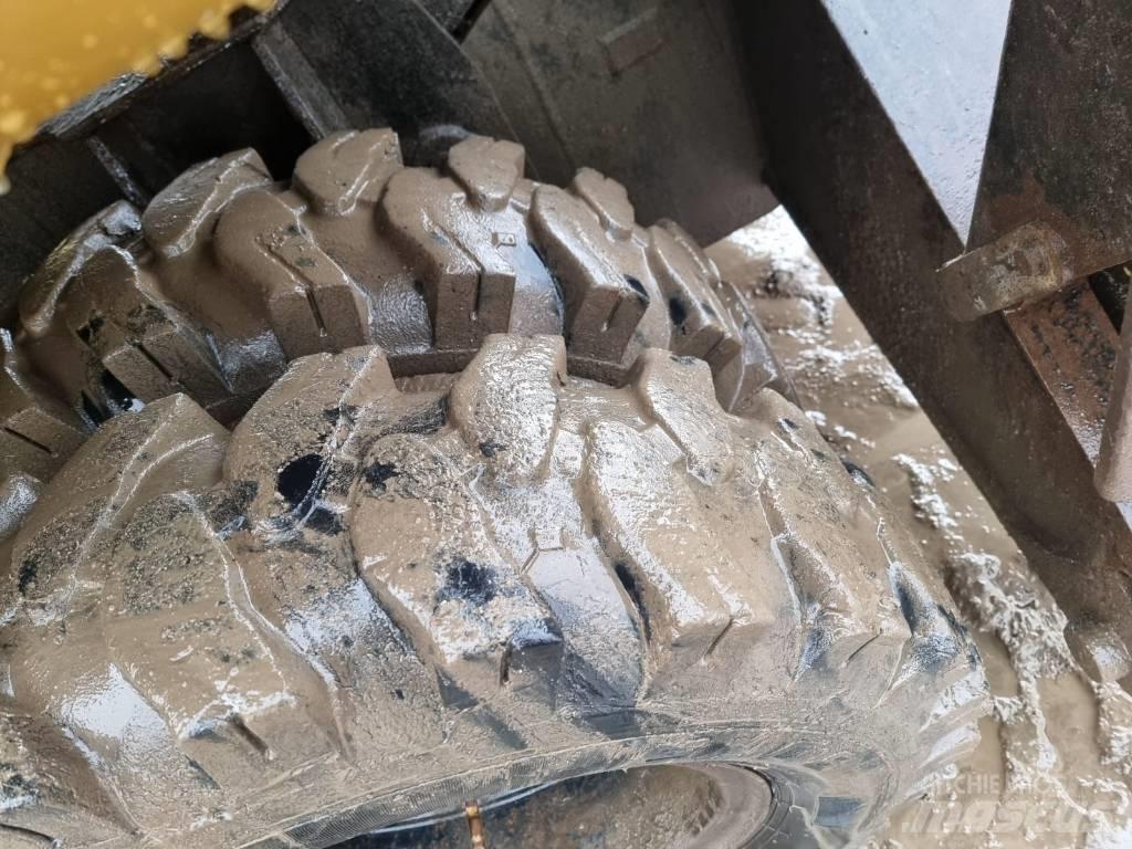 CAT M 313 C حفارات بعجل