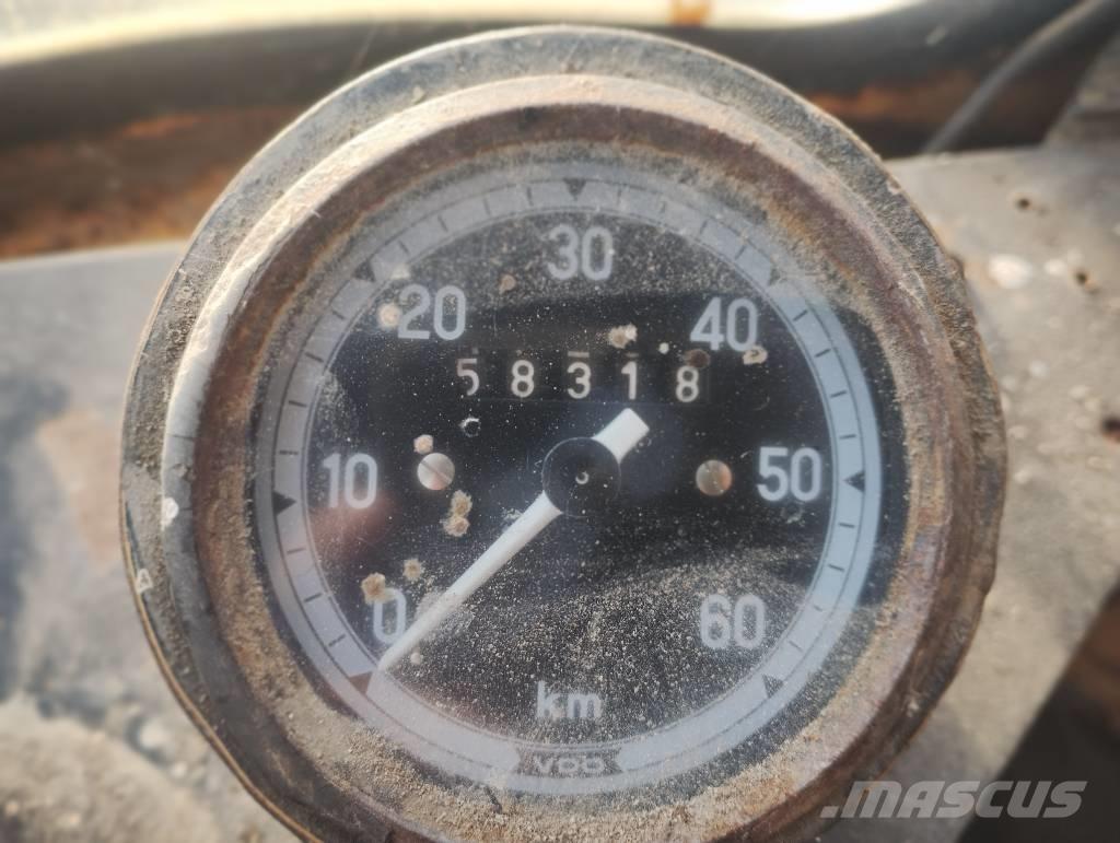 Volvo 4400 لوادر بعجل