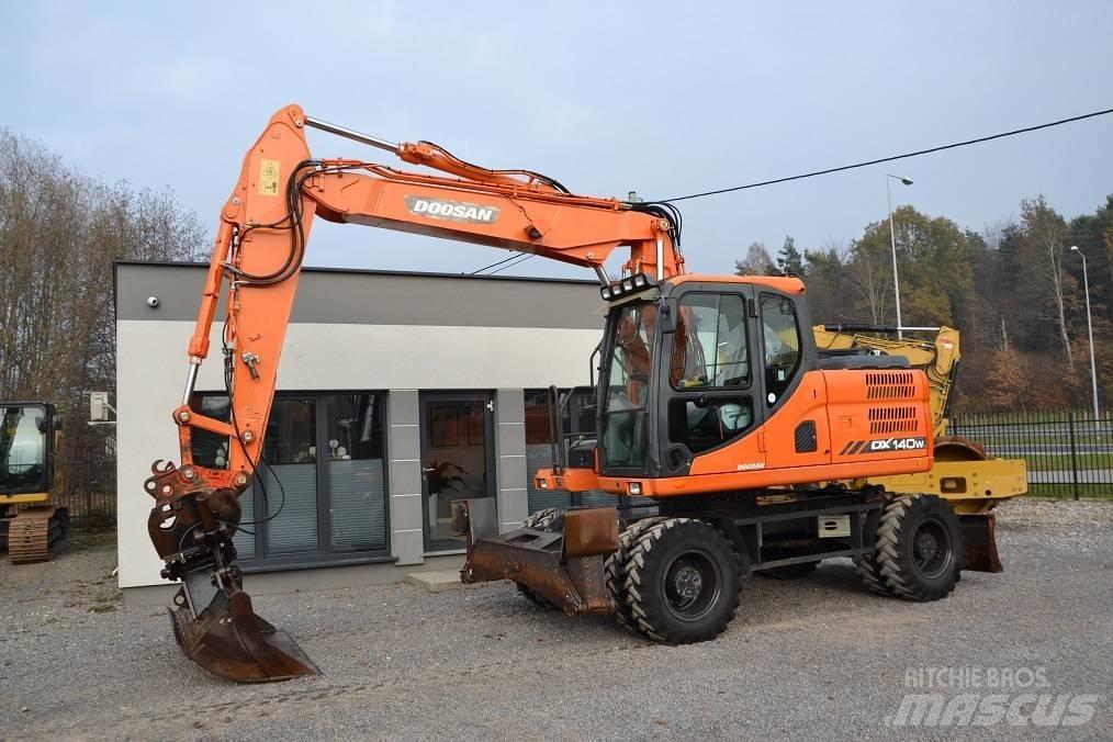 Doosan DX 140 W حفارات بعجل