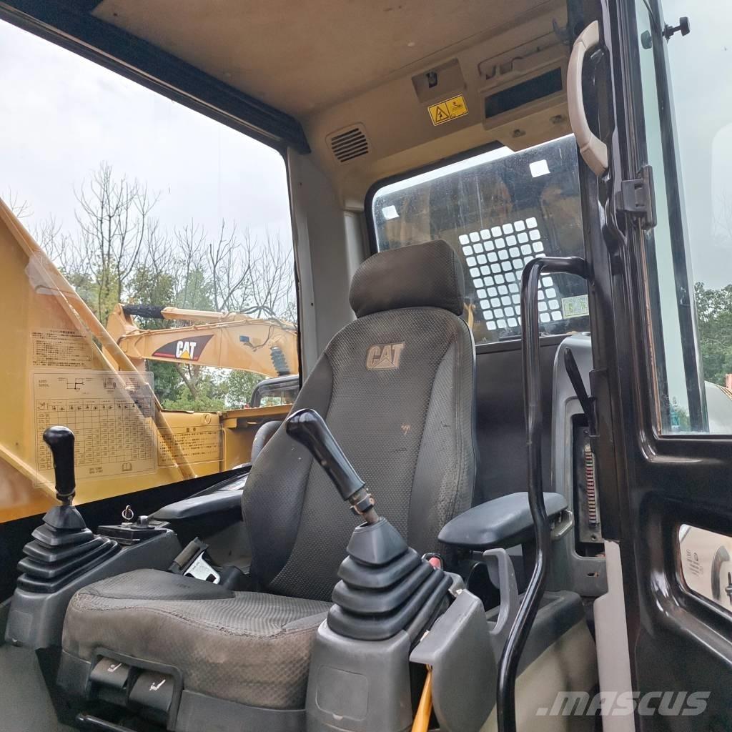 CAT 320 D حفارات زحافة