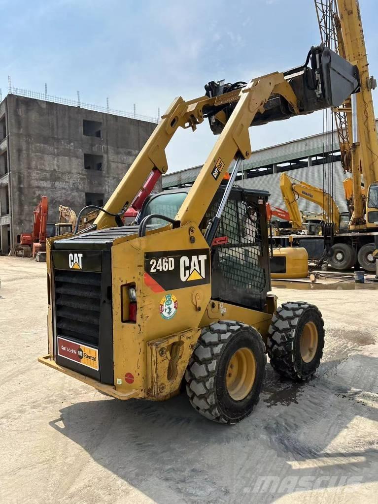 CAT 246 D لوادر انزلاقية التوجيه