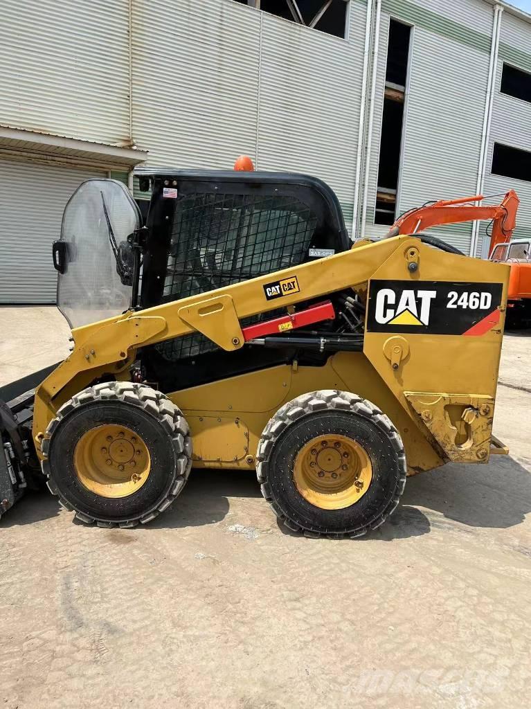 CAT 246 D لوادر انزلاقية التوجيه