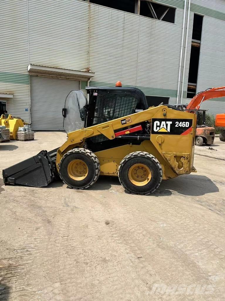 CAT 246 D لوادر انزلاقية التوجيه