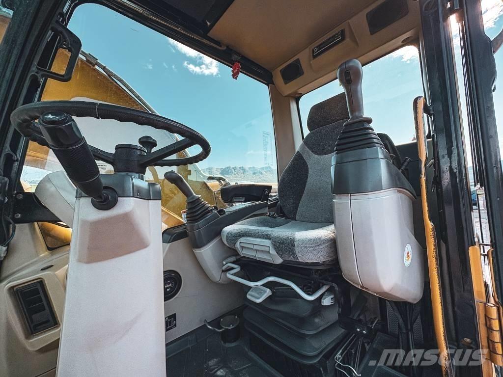 CAT M 313 C حفارات بعجل