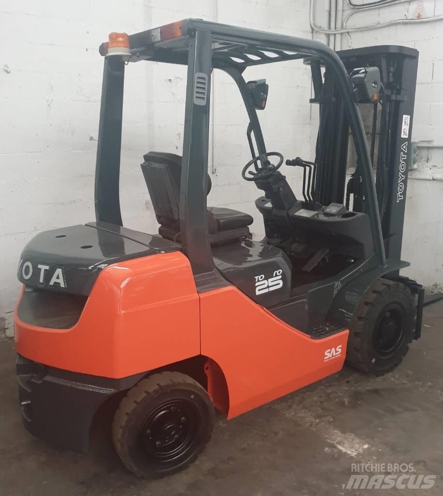 Toyota 52-8 FD 25 شاحنات الديزل