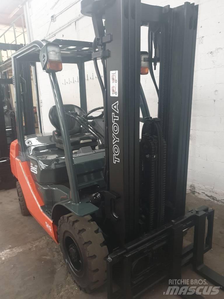 Toyota 52-8 FD 25 شاحنات الديزل