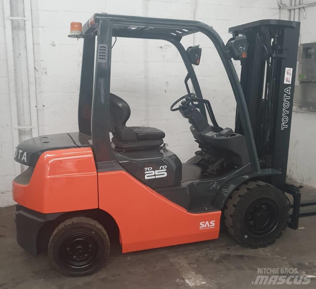 Toyota 52-8 FD 25 شاحنات الديزل