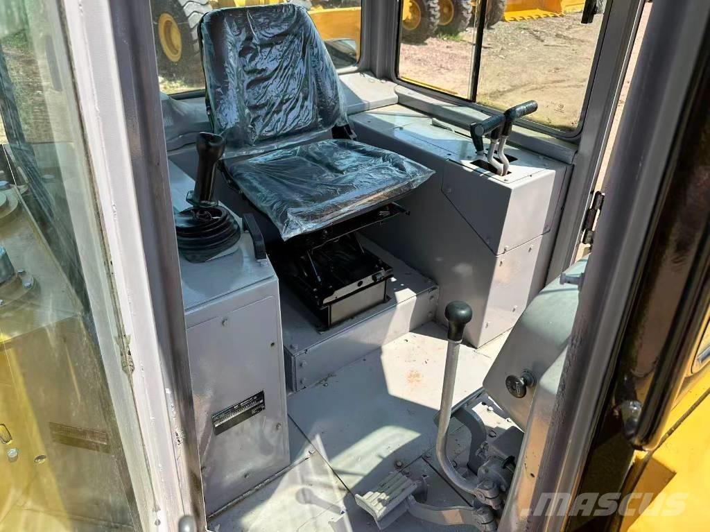 CAT D 6 G بلدوزرات مجنزرة