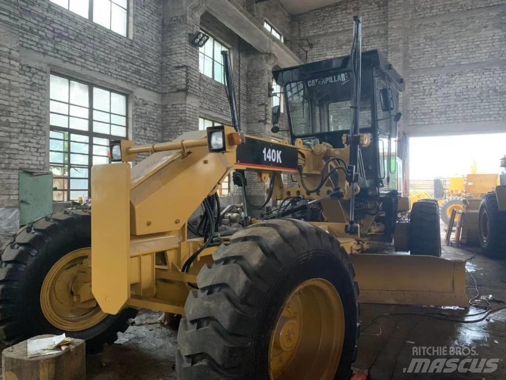 CAT 140 K معدات تمهيد الطرق