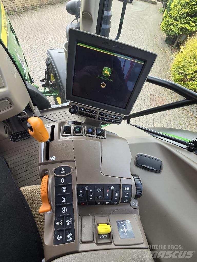 John Deere 6120 R الجرارات