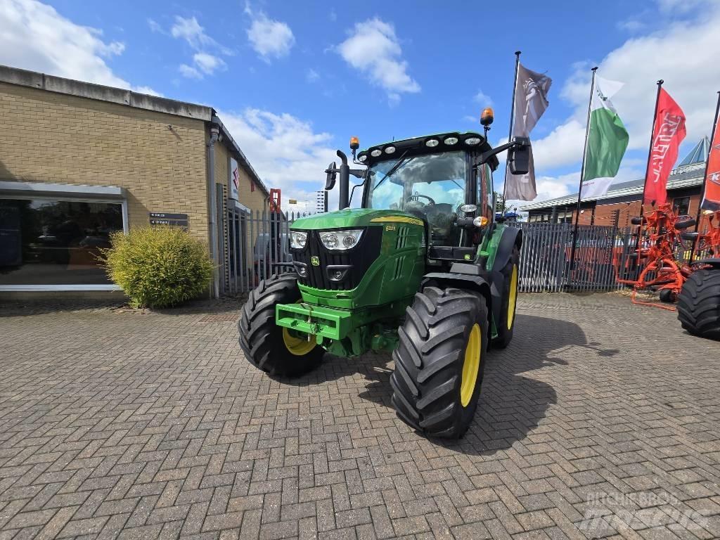 John Deere 6120 R الجرارات