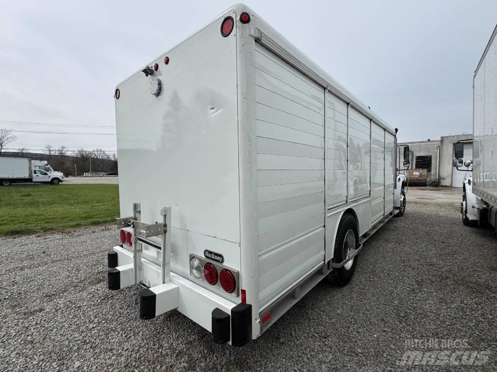 Freightliner M2 شاحنات نقل المشروبات