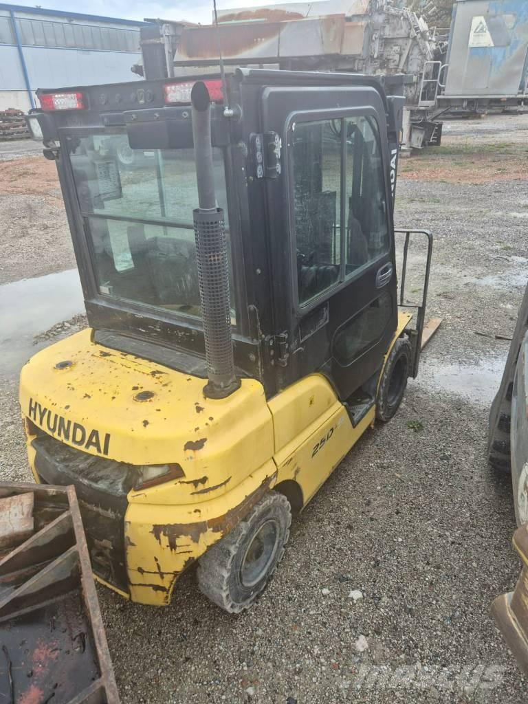 Hyundai 25 D-9 شاحنات الديزل
