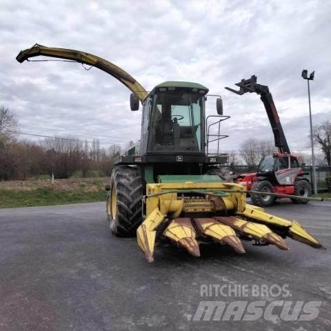 John Deere 6610 علافات ذاتية الدفع