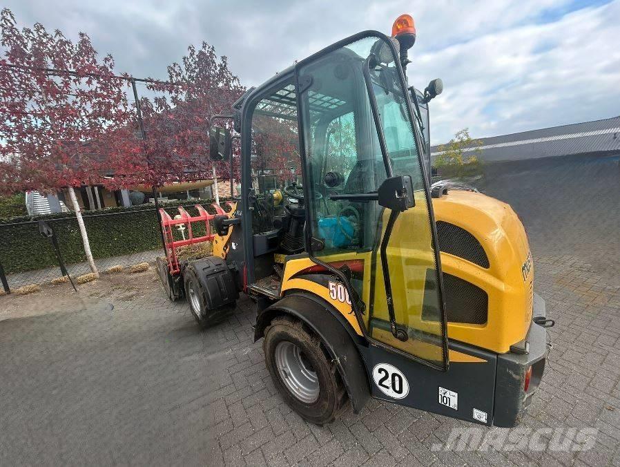 Mustang AL 506 Cab لوادر متعددة الأغراض