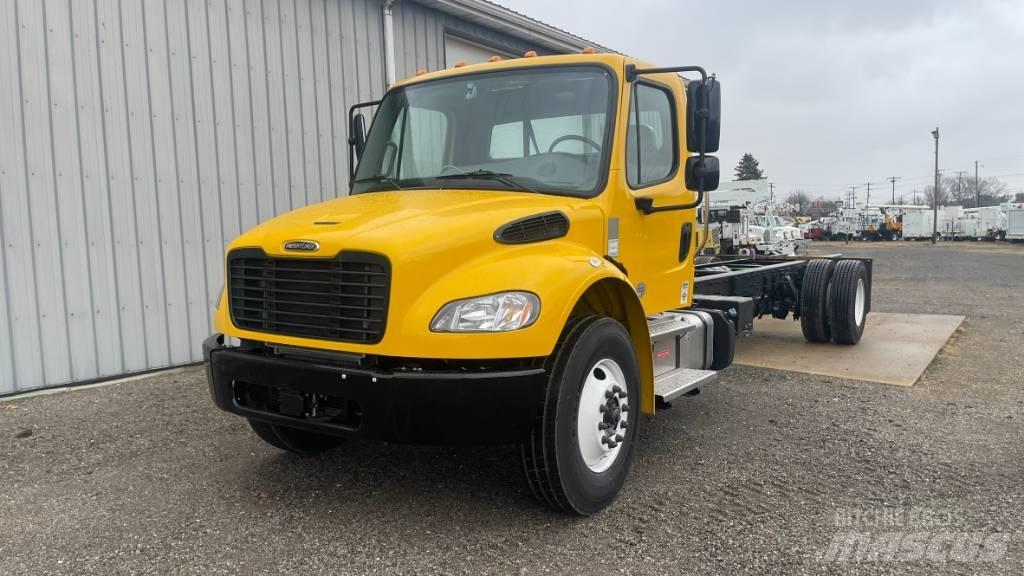 Freightliner M2 شاحنات بمقصورة وهيكل