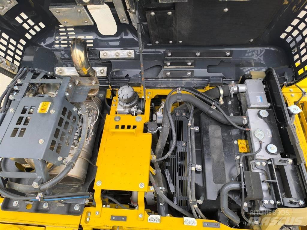 Komatsu HB 215 LC-3 حفارات زحافة