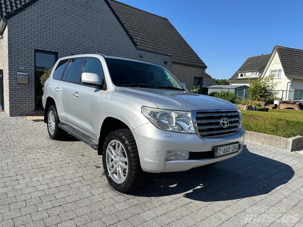 Toyota Landcruiser مركبات عابرة البلاد