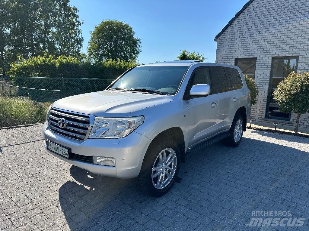 Toyota Landcruiser مركبات عابرة البلاد