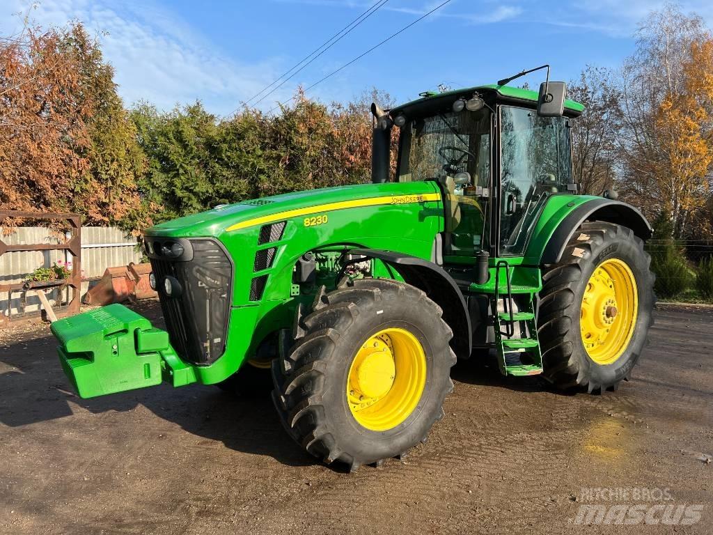 John Deere 8230 الجرارات