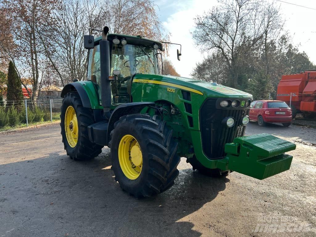 John Deere 8230 الجرارات