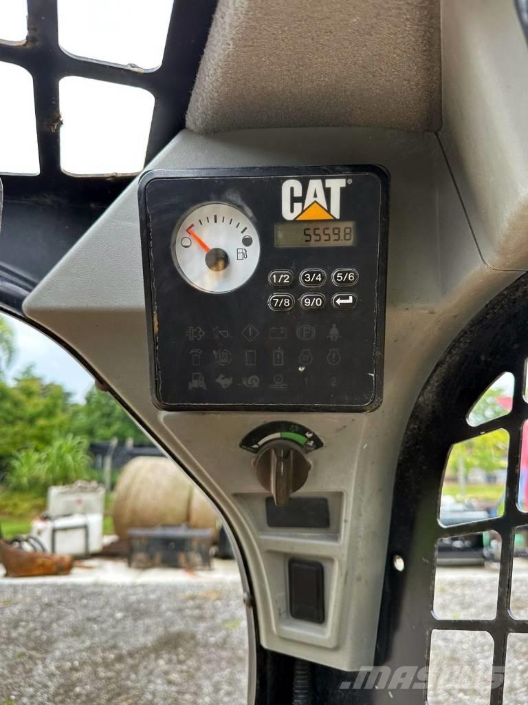 CAT 259 D لوادر انزلاقية التوجيه