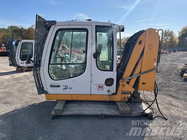 Liebherr A 934 C HD كابينة والداخلية