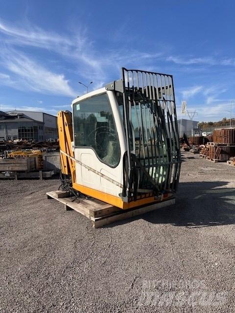 Liebherr A 934 C HD كابينة والداخلية