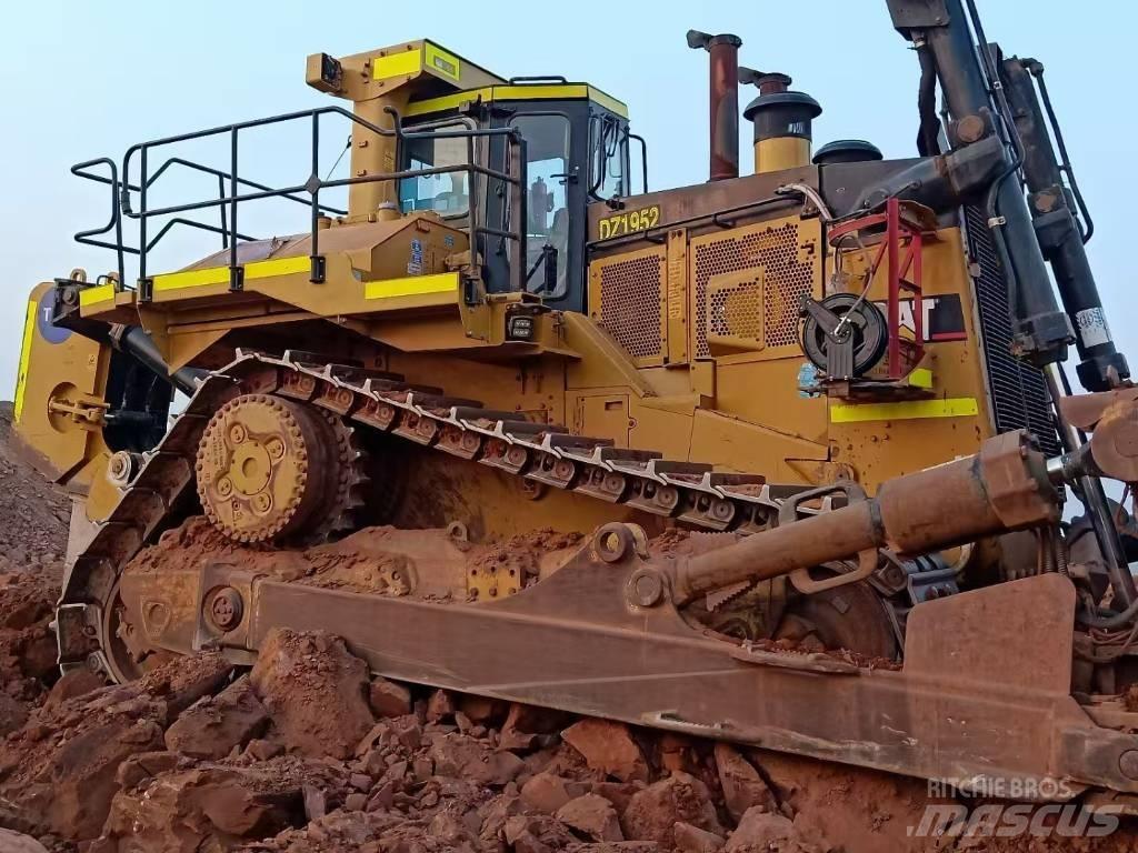 CAT D 11 R بلدوزرات مجنزرة