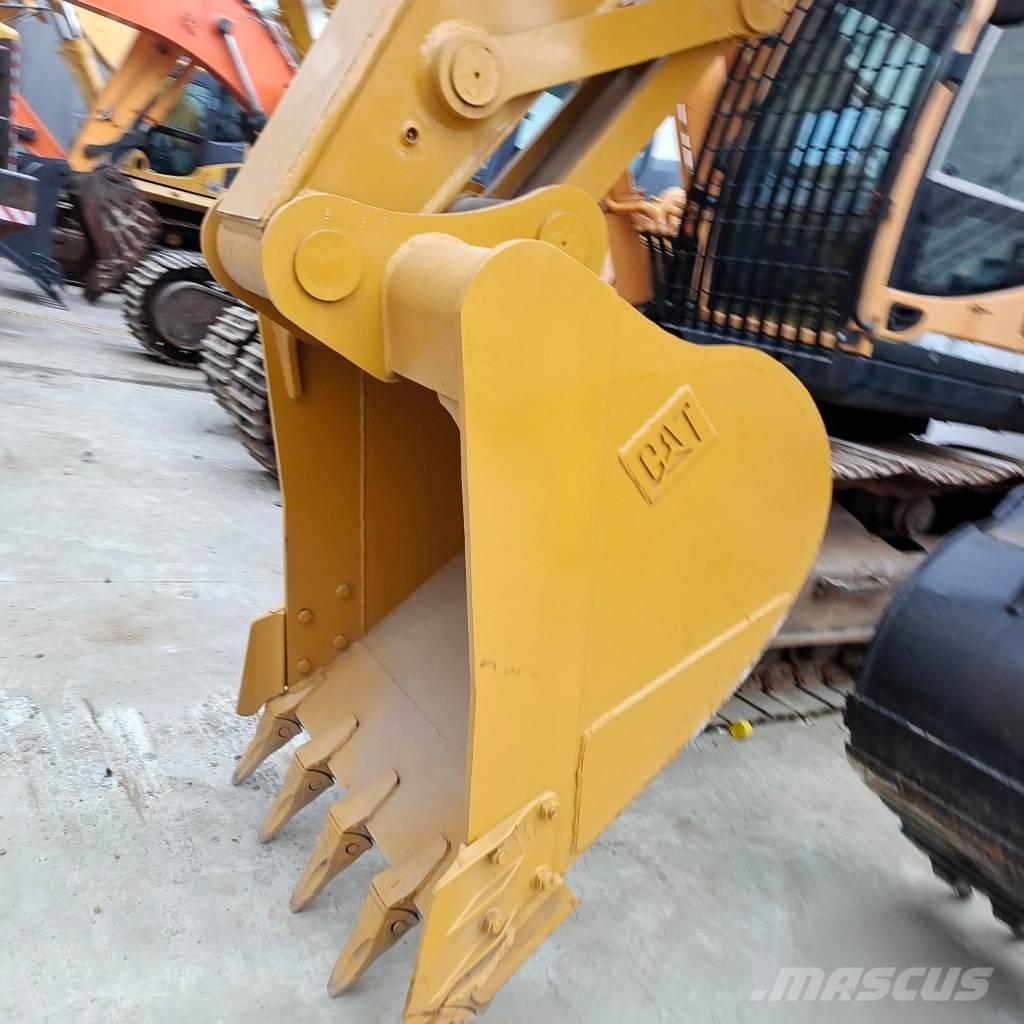 CAT 320 D2 L حفارات زحافة