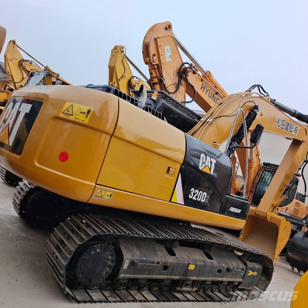 CAT 320 D2 L حفارات زحافة
