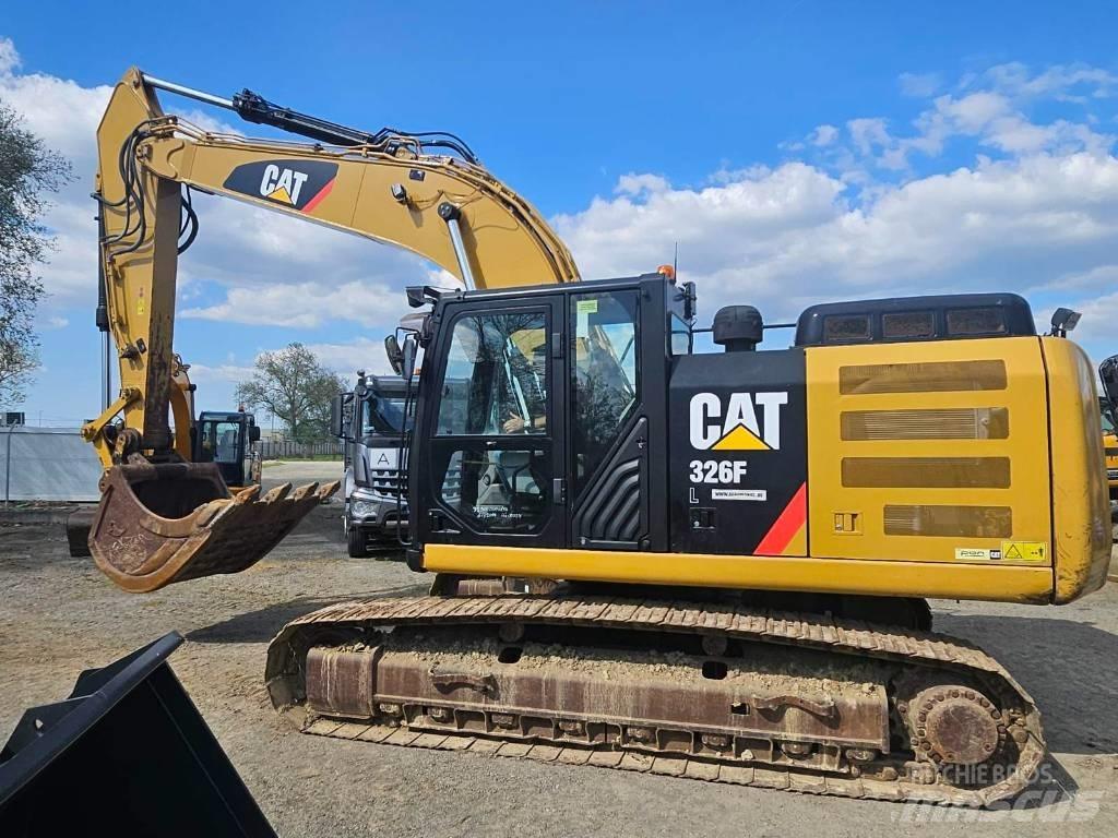 CAT 326 F L حفارات زحافة