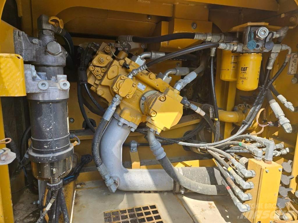 CAT 326 F L حفارات زحافة