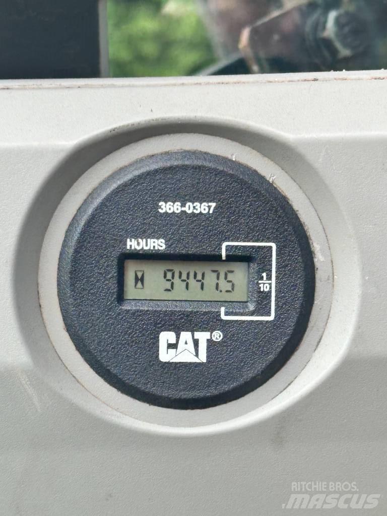 CAT 320 EL حفارات زحافة