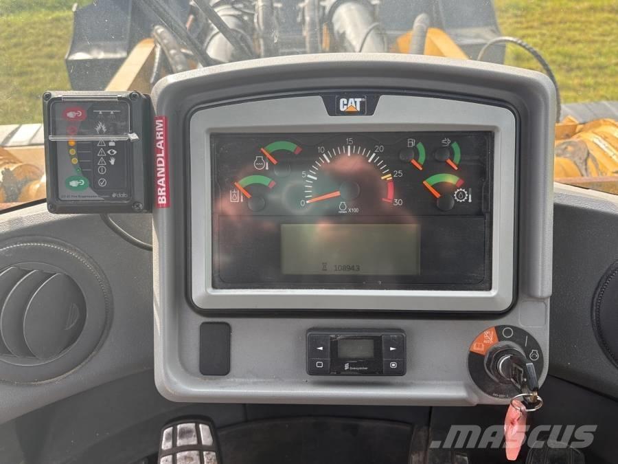 CAT 980M لوادر بعجل
