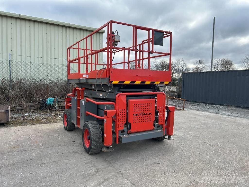 SkyJack SJ 8841 RT رافعات مقصية الشكل