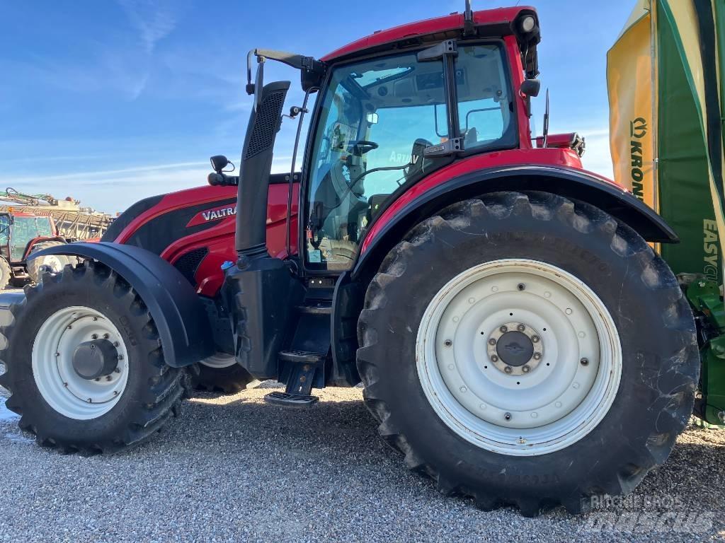 Valtra T234 V الجرارات