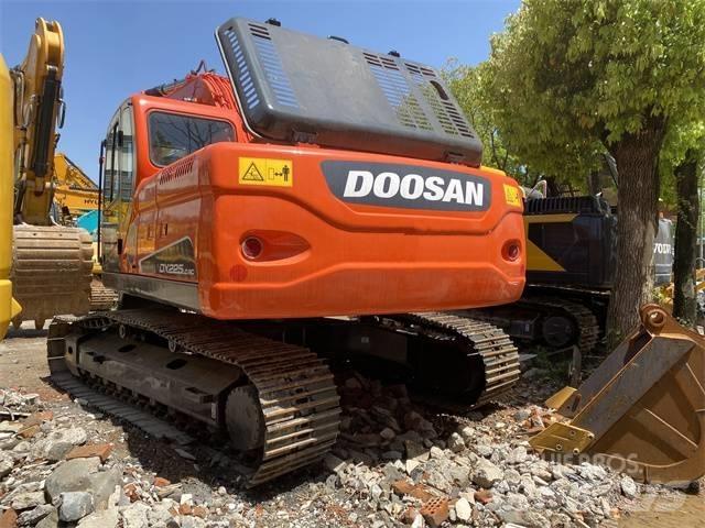 Doosan DX 225 LC حفارات زحافة