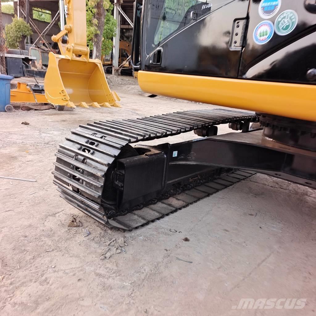 CAT 320 D2 حفارات زحافة