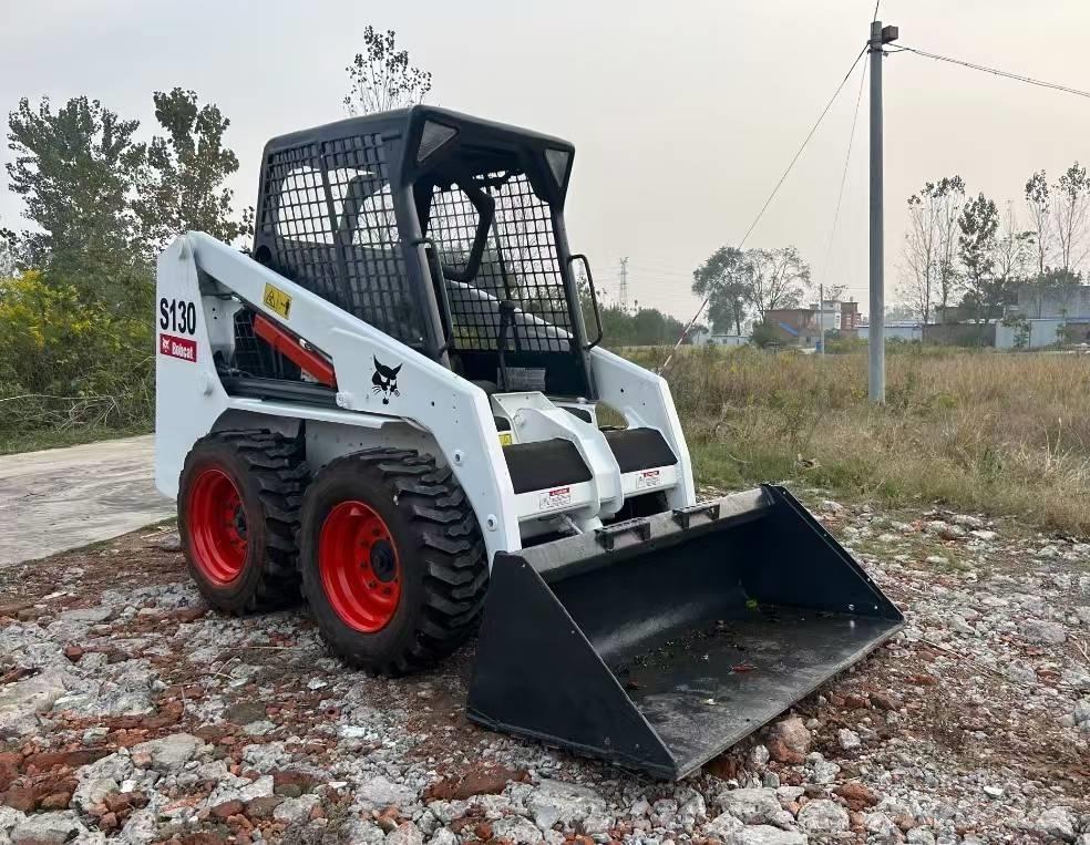 Bobcat S 130 لوادر انزلاقية التوجيه