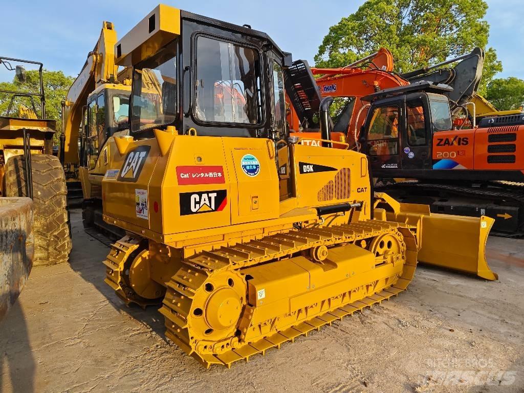 CAT D 5 K بلدوزرات مجنزرة