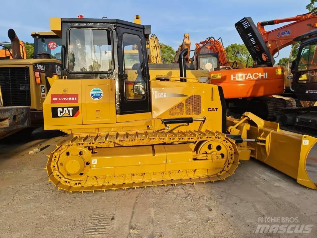 CAT D 5 K بلدوزرات مجنزرة
