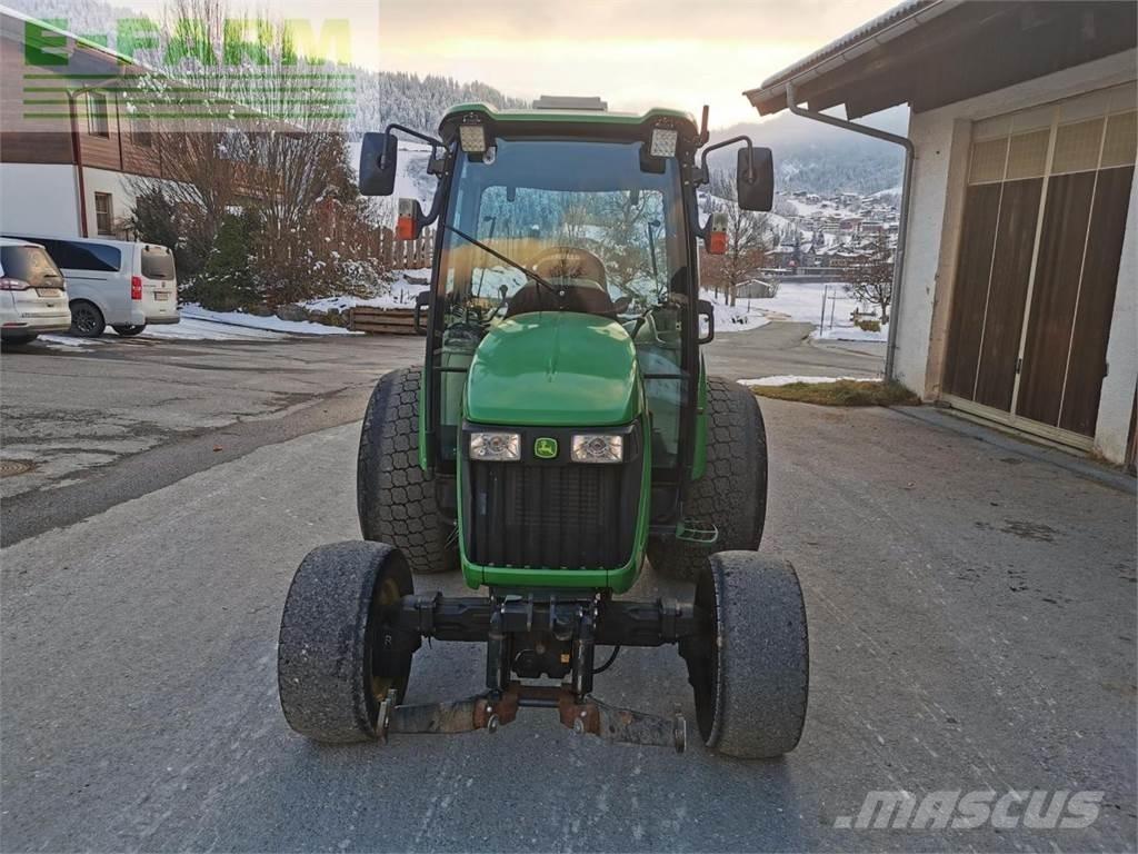 John Deere 4720 الجرارات